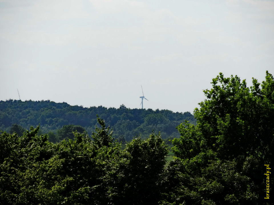 Elektrownie wiatrowe w Żółkiewce, widoczne z Kraszczadów