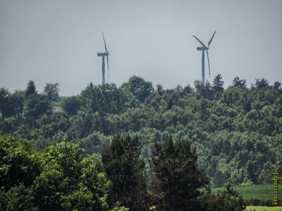 Widoczne z Kraszczadów elektrownie wiatrowe w Żółkiewce