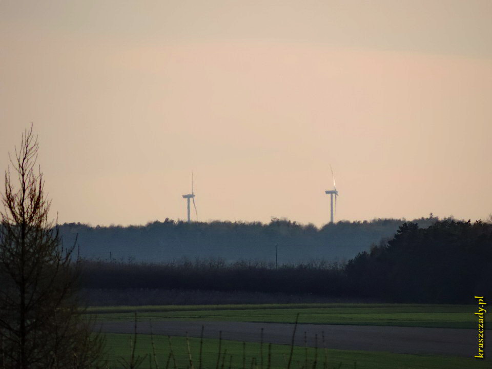 Elektrownie wiatrowe w Żółkiewce, widoczne z Kraszczadów