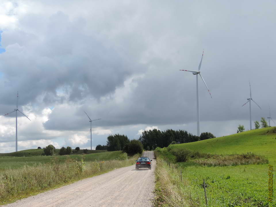 Elektrownie wiatrowe, okolice wsi Suczki i Wronki Wielkie w gminie Gołdap, powiat gołdapski, województwo warmińsko-mazurskie, zdjęcia z sierpnia 2013 roku
